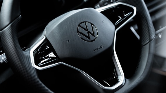 Auf einem Lenkrad ist das VW-Logo und das Wort Airbag zu sehen. © picture alliance/dpa | Silas Stein Foto: Silas Stein