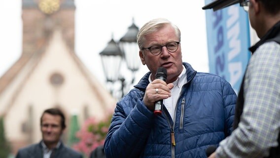 Bernd Althusmann spricht auf einer Wahlkampfveranstaltung in Einbeck. © dpa-Bildfunk Foto: Swen Pförtner