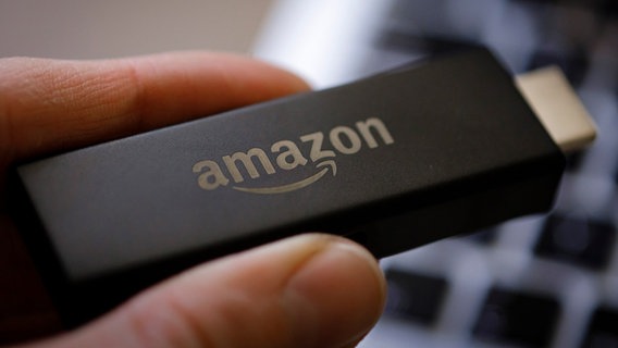 Ein Amazon Fire TV Stick wird über einen Laptop gehalten. © picture alliance / photothek Foto: Thomas Trutschel