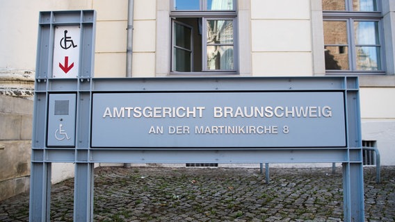 Das Amtsgericht Braunschweig von außen. © dpa Foto: Julian Stratenschulte