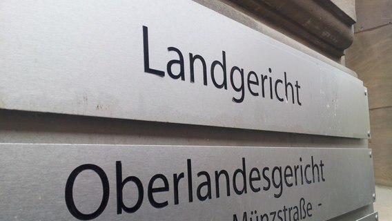 Auf einem Schild steht Landgericht und Oberlandesgericht. Auf einem Schild steht Landgericht und Oberlandesgericht. © NDR Foto: Peter Jagla