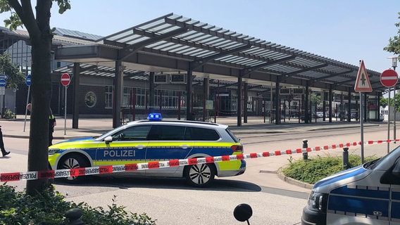 Polizeiwagen stehen am Peiner Bahnhof. © dpa-Bildfunk Foto: Thomas Kröger/Peiner Allgemeine Zeitung/dpa
