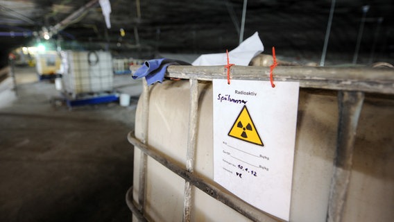 Ein Hinweisschild auf radioaktive Belastung hängt in dem maroden Atommüllendlager Asse an einem großen Wasserkanister © dpa-Bildfunk Foto: Jochen Lübke