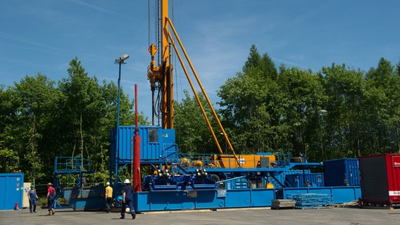 Ein 17 Meter langes Bohrgerät steht auf der Asse-Anhöhe in Remlingen. © dpa-Bildfunk Foto: Sebastian Kahnert