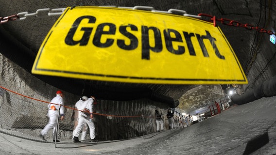 Ein Schild mit der Aufschrift "gesperrt" in Asse. © dpa-Bildfunk Foto: Julian Stratenschulte
