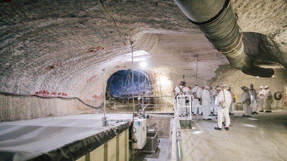 Eine Besuchergruppe steht im Atommülllager Asse neben einem Sammelbecken für radioaktiv belastete Lauge. © picture alliance/dpa/Ole Spata Foto: Ole Spata