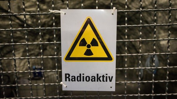 Das Bild zeigt ein Schild, welches vor radioaktiver Strahlung warnt. © picture-allaince Foto: Ole Spata