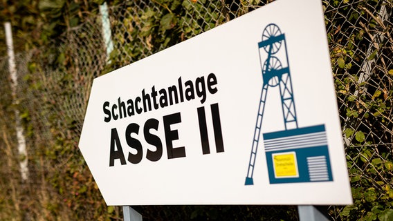 Der Schriftzug "Schachtanlage Asse II" ist auf einem Wegweiser zu lesen. © picture alliance/dpa | Moritz Frankenberg Foto: Moritz Frankenberg