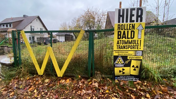Ein einem Zaun hängt ein Protestplakat gegen die Lagerung von Atommüll. © NDR Foto: Tanja Nienhoff