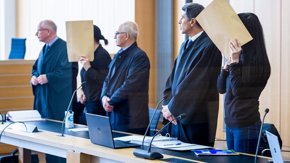 Eine Mutter und ihre Tochter stehen bei Prozessbeginn als Angeklagte vor dem Landgericht Braunschweig. Eine Mutter und ihre Tochter stehen bei Prozessbeginn als Angeklagte vor dem Landgericht Braunschweig. © picture alliance/dpa | Moritz Frankenberg Foto: Moritz Frankenberg