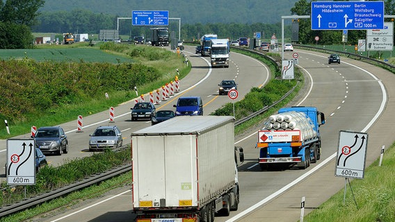 Autos und Lkw auf der A 7. © picture alliance/dpa Foto: Holger Hollemann