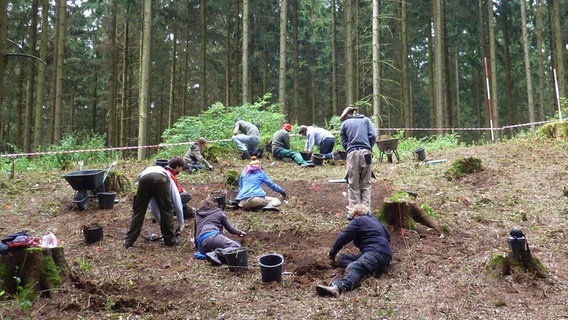 Studenten bei Ausgrabungsarbeiten in der Ausgrabungsstätte Harzhorn. © NDR Foto: Imke Caselli