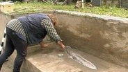 Ein Ausgrabungstechniker ist in Schöningen bei der Arbeit. © Karl-Heinz Dube 