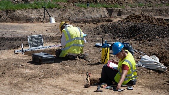 Grabungsmitarbeiter arbeiten an der archäologischen Fundstelle. © Swen Pförtner/dpa Foto: Swen Pförtner
