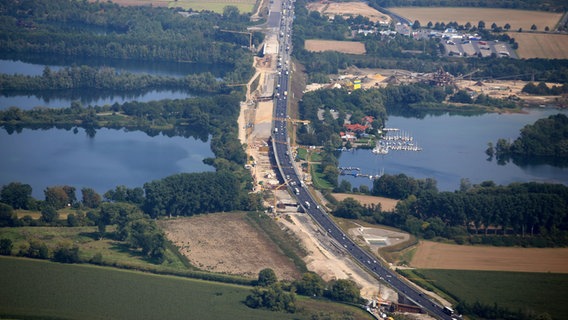 Das Bild zeigt die Autobahn 7 nahe Northeim aus der Vogelperspektive. © dpa Foto: Stefan Rampfel