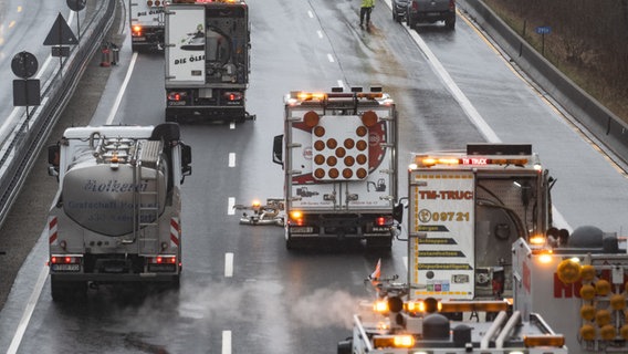 Reinigungsfahrzeuge sind auf der Autobahn 7 im Einsatz. © picture alliance/dpa | Swen Pförtner Foto: picture alliance/dpa | Swen Pförtner