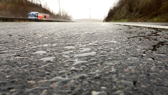 Reinigungsarbeiten auf der A7 bei Göttingen. © NDR 