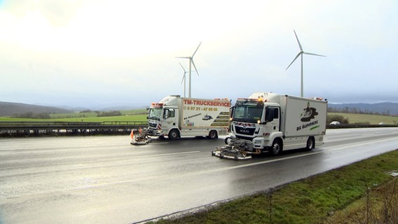 Zwei Straßenreinigungslaster fahren auf der Autobahn 7. © NDR 