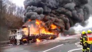 Feuerwehrleute löschen einen brennenden Lkw auf der A7 zwischen Hann. Münden und Kassel. © NDR 