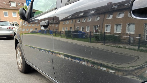 An einem Auto in der Göttinger Weststadt befinden sich mehrere lange Kratzer entlang der Fahrerseite. © NDR Foto: Wieland Gabke