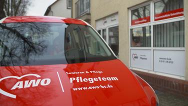 Ein Dienstwagen der AWO Braunschweig vor einer AWO-Geschäftsstelle. Ein Dienstwagen der AWO Braunschweig vor einer AWO-Geschäftsstelle. © NDR Foto: Screenshot