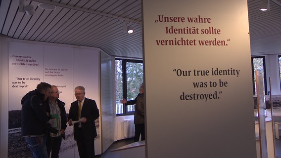 Besucher stehen in einer Ausstellung über die verschleppten Kinder der Attentäter des 20. Juli. © NDR 