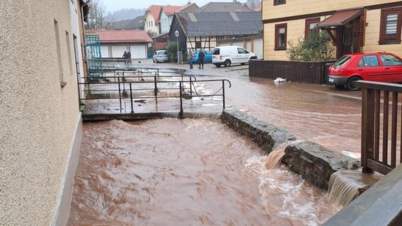 Eine überflutete Straße in Bad Sachsa. © NDR Foto: Daniel Quade