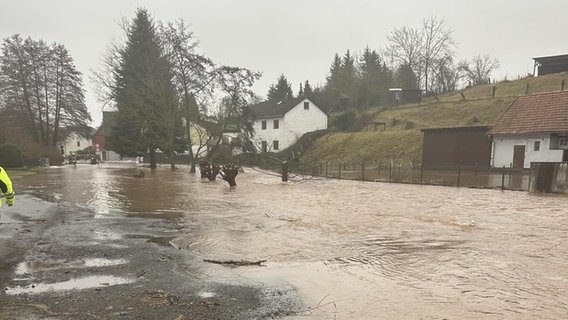 Eine überflutete Straße in Bad Sachsa. © NDR Foto: Daniel Quade