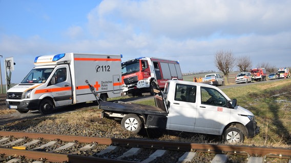 Ein Pritschenwagen steht nach einem Unfall mit einer Regionalbahn neben einem Gleis. © Jörg Koglin Foto: Jörg Koglin