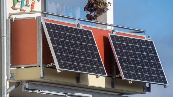 Solarmodule für ein sogenanntes Balkonkraftwerk hängen an einem Balkon zu "immer mehr Photovoltaik-Balkonkraftwerke in Niedersachsen". © dpa Foto: Stefan Sauer