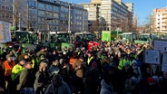 Zahlreiche Bauern nehmen an einer Kundgebung auf dem Schlossplatz in Braunschweig teil. © NDR 