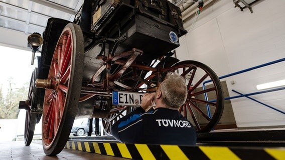 TÜV-Prüfer Thorsten Rinke überprüft die Benz Victoria Nummer 99. © dpa-Bildfunk Foto: Swen Pförtner