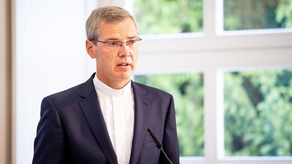Heiner Wilmer, Bischof von Hildesheim, spricht auf einer Pressekonferenz. © picture alliance/dpa Foto: Moritz Frankenberg