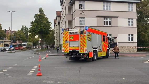 A fire brigade's car blocks access to a street after a dud was found. © NDR