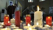 In der Bodenfeldener Kirche zum Zeichen der Trauer aufgestellte Kerzen. © dpa - Bildfunk Foto: Christoph Mischke