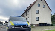 Ein Polizeifahrzeug steht vor einem Wohnhaus in Hehlen. © HannoverReporter 