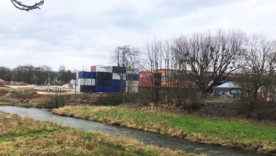 Container stehen vor der Sparkassen-Arena in Göttingen. © NDR 