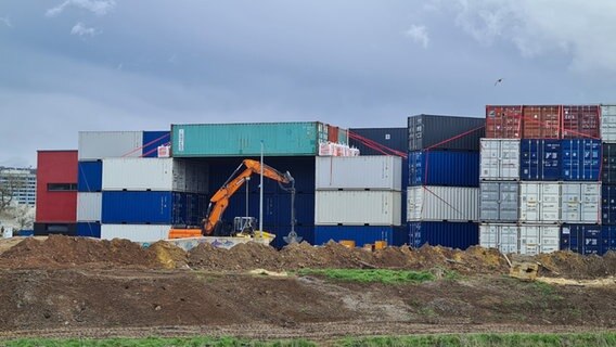 Container stehen vor der Sparkassen-Arena in Göttingen. Hier ist ein Bombenverdachtspunkt. © NDR Foto: Jens-Walter Klemp