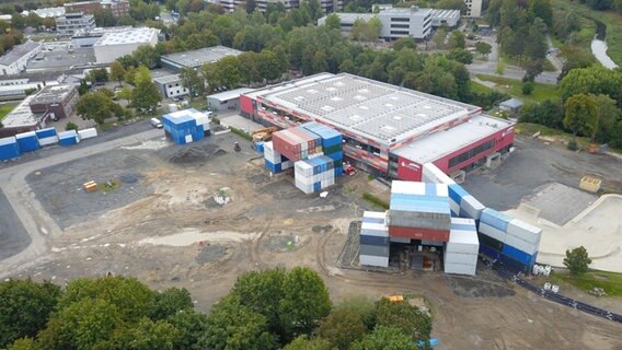 Auf dem Schützenplatz in Göttingen stehen Container. Auf dem Platz befinden sich möglicherweise zwei Bomben. © Polizei Göttingen 