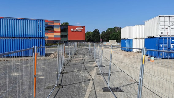 Mit Containern gesicherte Blindgängerverdachtspunkte in Göttingen. © Norddeutscher Rundfunk Foto: Wieland Gabcke