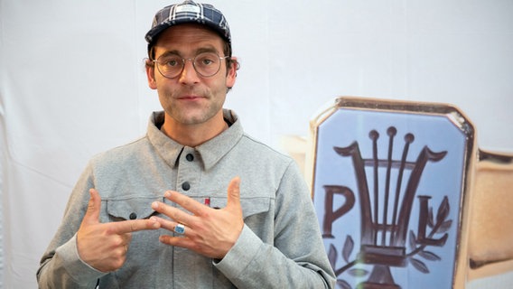 Der Sänger Axel Bosse zeigt vor der Verleihung des Paul Lincke-Ringes der Stadt Goslar den Paul-Lincke-Ring an seinem Finger. © dpa-Bildfunk 