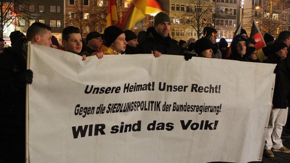 Bragida-Demonstranten in Braunschweig © NDR Foto: Peter Jagla