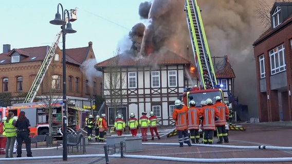 Feuerwehr·leute löschen das Feuer in der Altstadt von Salzgitter. © TeleNewsNetwork 