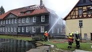 Feuerwehrleute löschen einen Brand in einem psychiatrischen Krankenhaus in Göttingen. © TeleNewsNetwork 