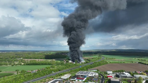 Eine schwarze Rauchsäule steigt neben einer Autobahn in Richtung Himmel auf. © NonstopNews 