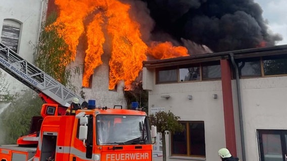 Einsatzkräfte der Feuerwehr bei einem Brand an einer Lagerhalle. © Screenshot/instagram/@feuerwehr.braunschweig 