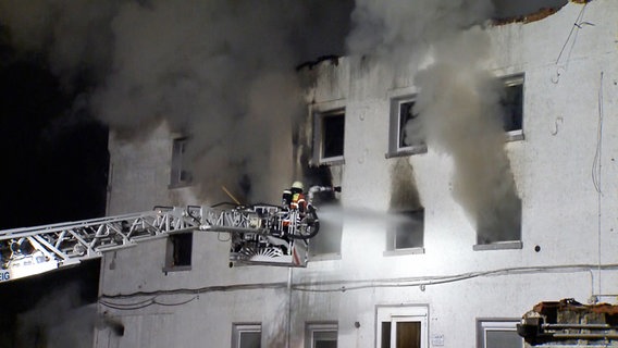 Löscharbeiten in Braunschweig. Hier war in einer Chemiefabrik ein großbrand ausgebrochen. Feuerwehrkräfte wurden verletzt. © NonstopNews 