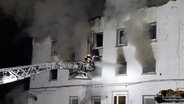 Löscharbeiten in Braunschweig. Hier war in einer Chemiefabrik ein Brand ausgebrochen. Feuerwehrkräfte wurden verletzt. © NonstopNews 