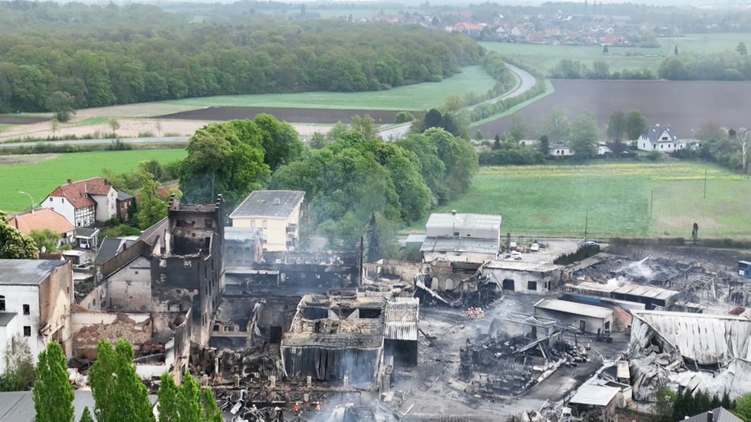 Brandruine am Stadtrand von Braunschweig. Hier war in einer Chemiefabrik ein Brand ausgebrochen. Einsatzkräfte der Feuerwehr wurden verletzt. 