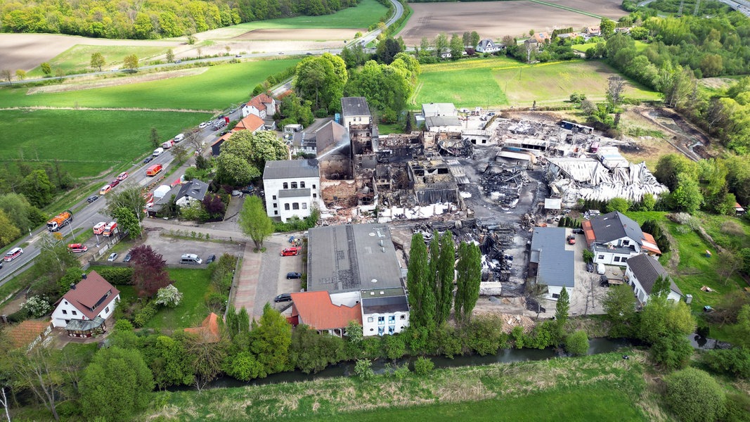 Blick auf das Areal nach einem Großbrand in einem Braunschweiger Industriegebiet. 